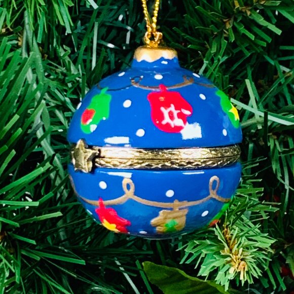 Mittens Round Ball Porcelain Hinged Surprise Gift Trinket Box Christmas Ornament - Picture 3 of 6